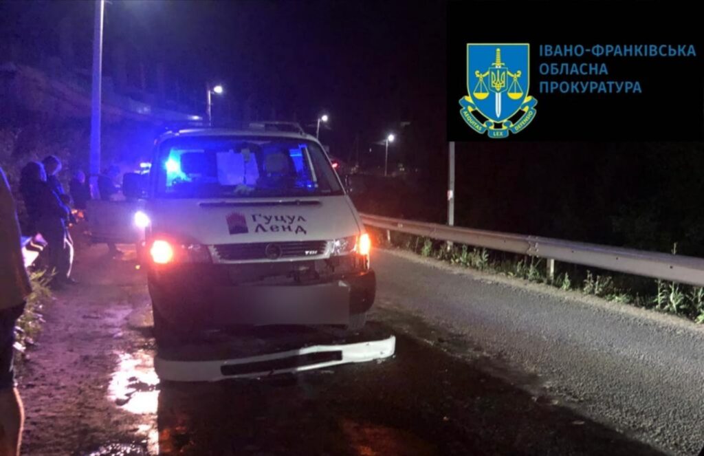 Автомобіль з увімкненими фарами на нічній дорозі