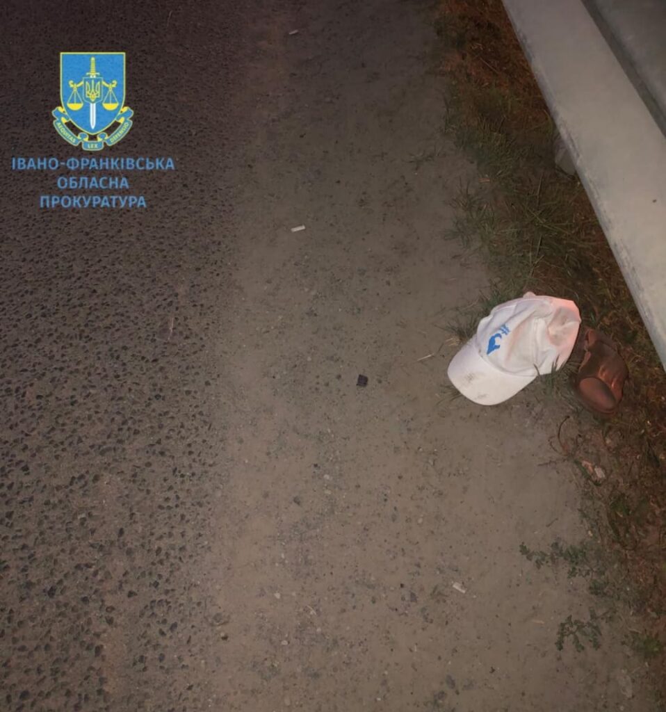 Кепка і взуття на тротуарі ввечері.