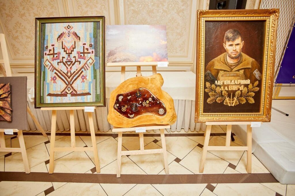 Живописні картини та декор на виставці