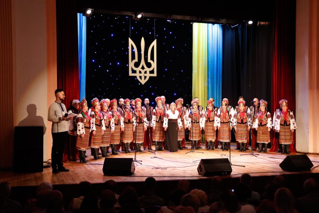 Традиційний український хор виступає на сцені.