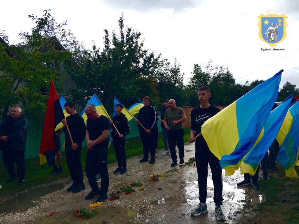Люди з українськими прапорами на вулиці
