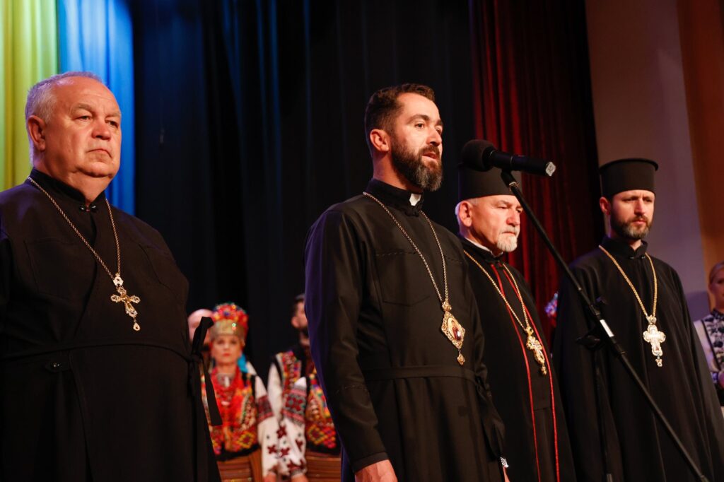 Священники на сцені під час церемонії