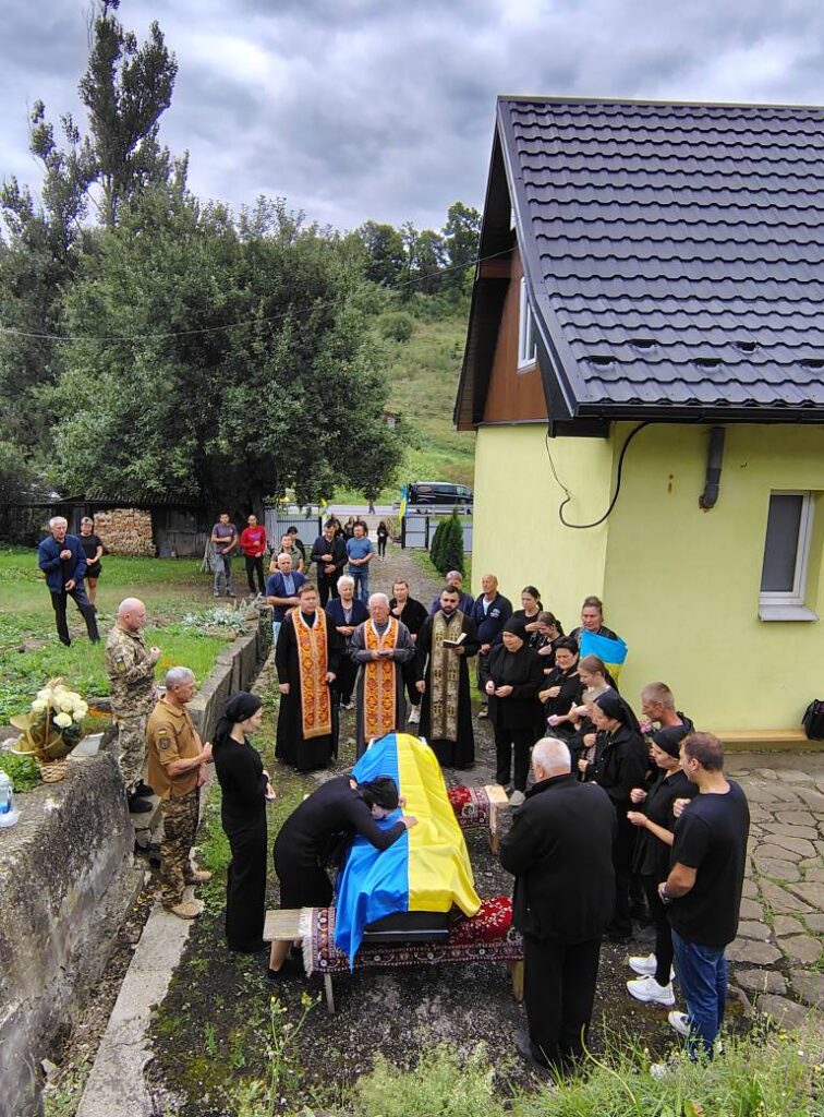 Церемонія прощання з українським військовим.
