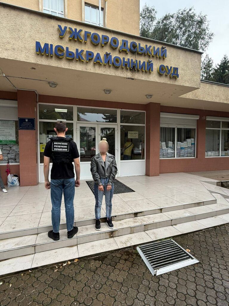 Ужгородський міськрайонний суд, входять двоє людей.