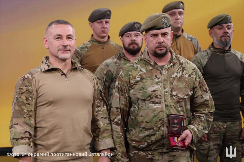 Військові отримують нагороди за мужність і службу.