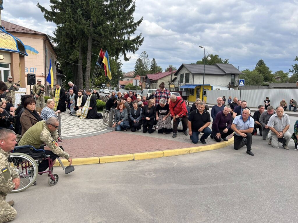 Люди на колінах вшанували загиблого військового героя.