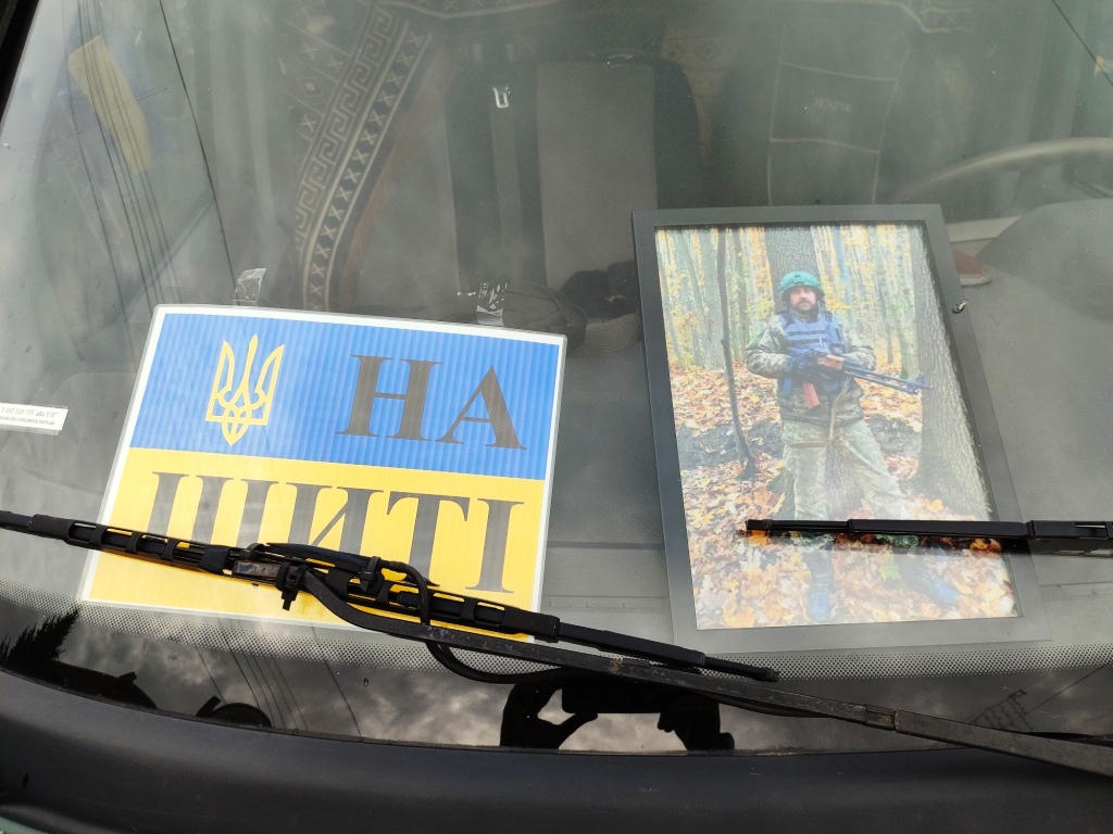Український солдат та знак «На щиті» на лобовому склі.