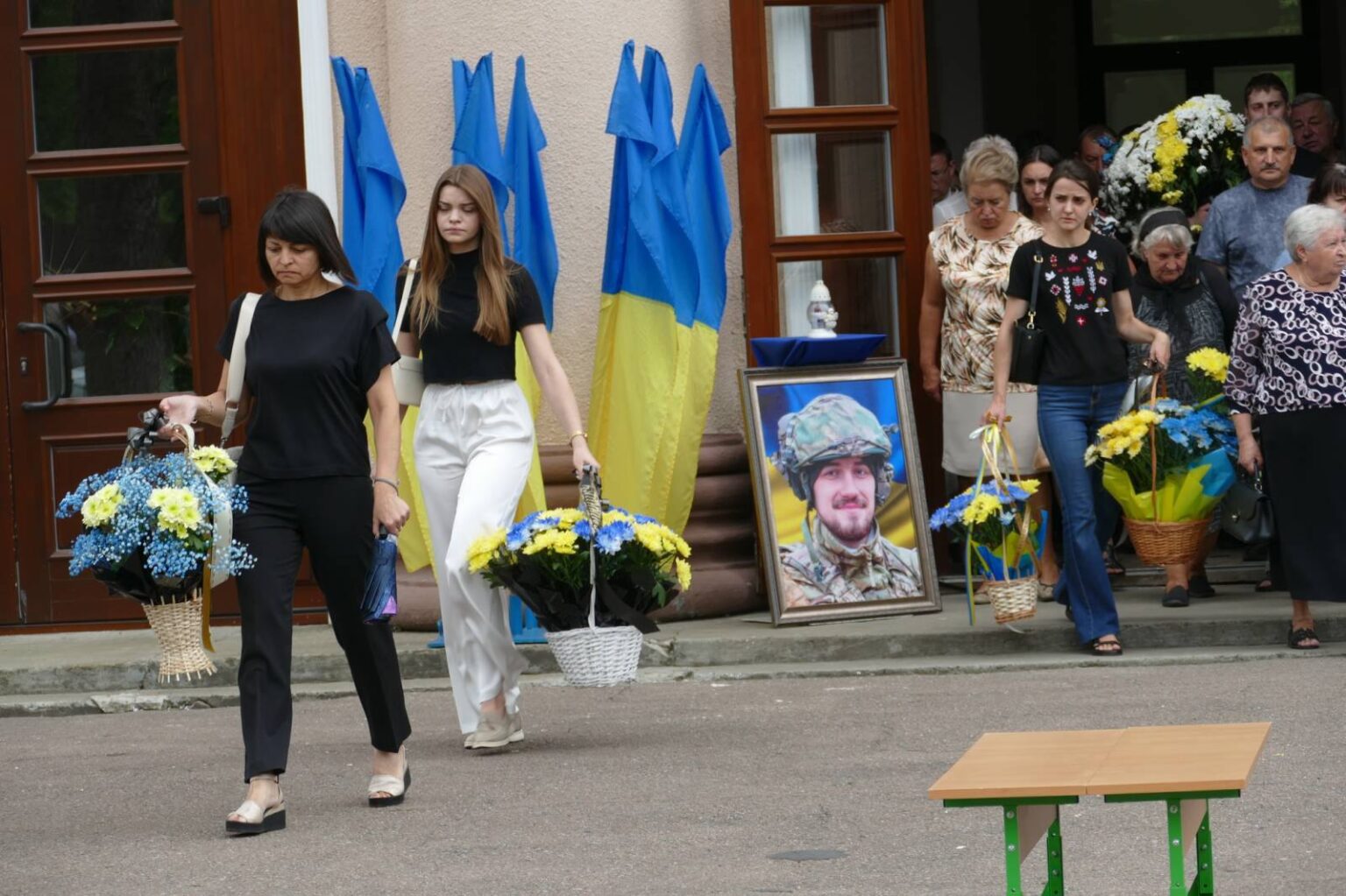 Церемонія прощання з військовим героєм та квітами.