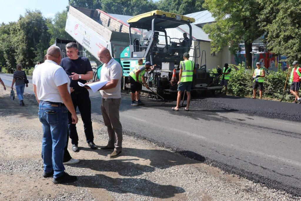 Ремонт дороги: робочі та техніка на асфальті