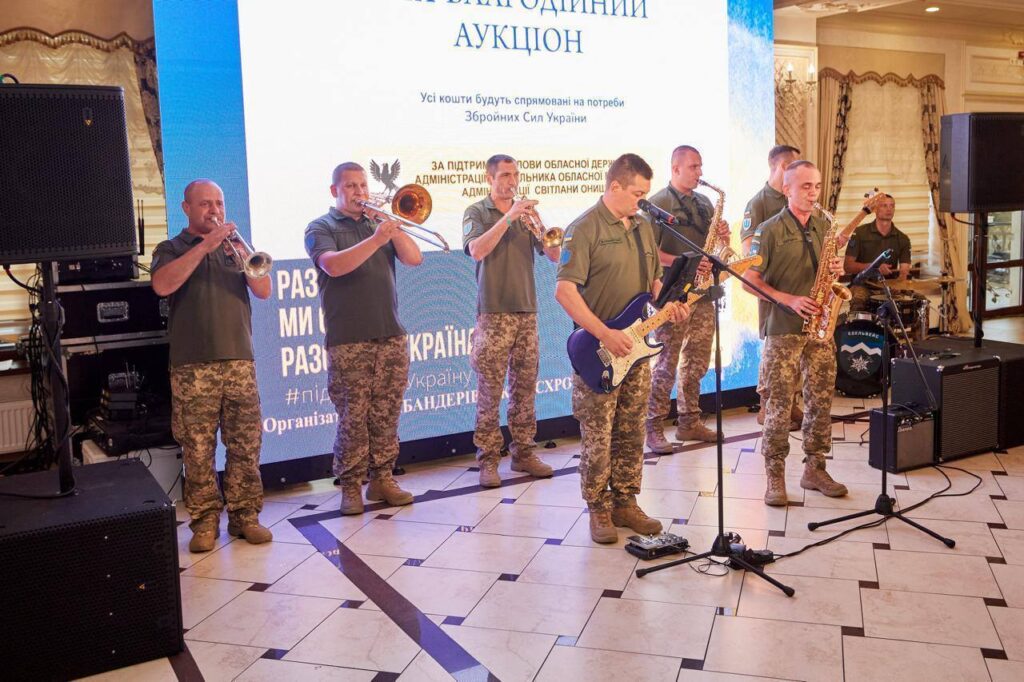 Військовий оркестр виступ на благодійному заході