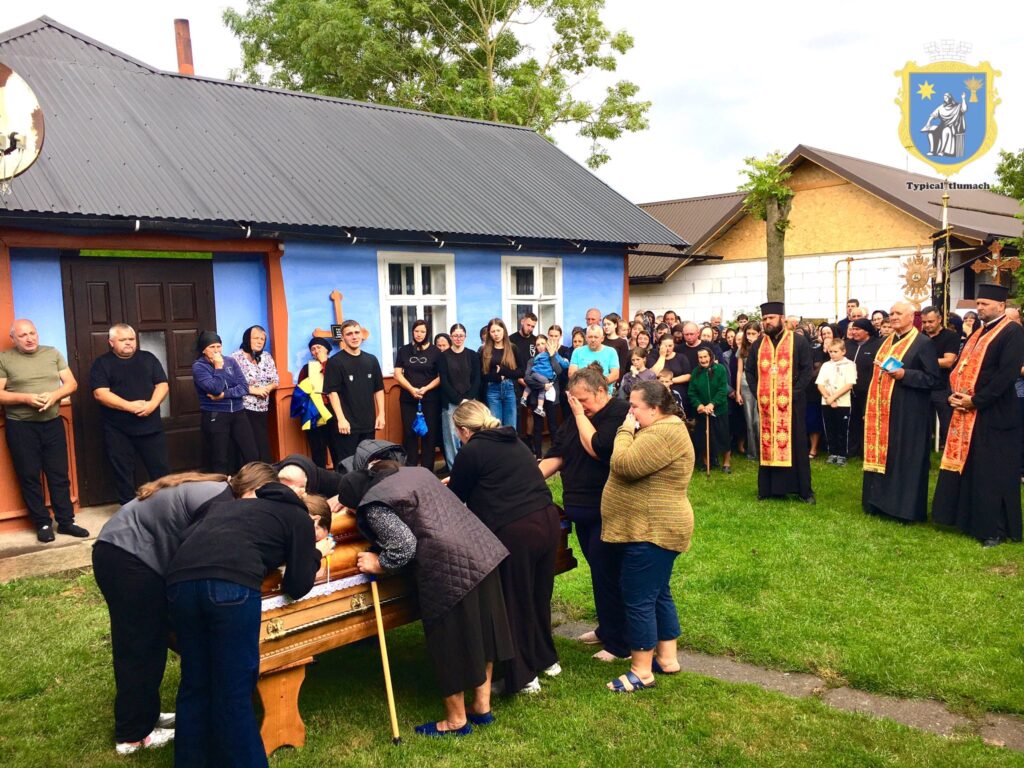 Прощання з загиблим воїном, зібралась громада.