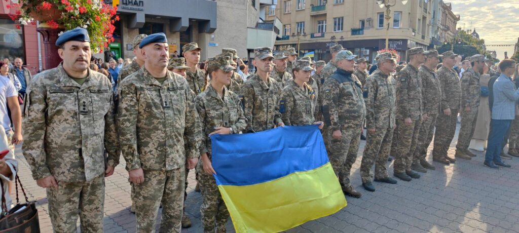 Військові з українським прапором на вулиці