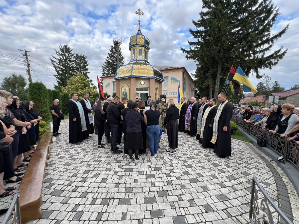 Церковна служба перед каплицею, зібрання людей та священників.
