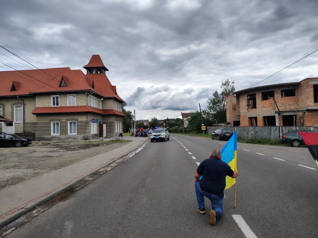 Демонстрація з українським прапором на дорозі
