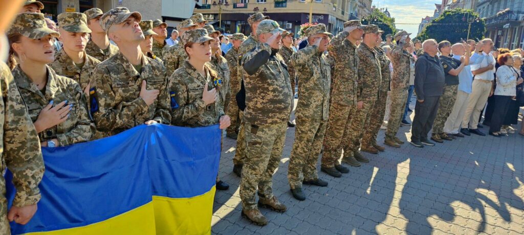 Військові на площі з українським прапором