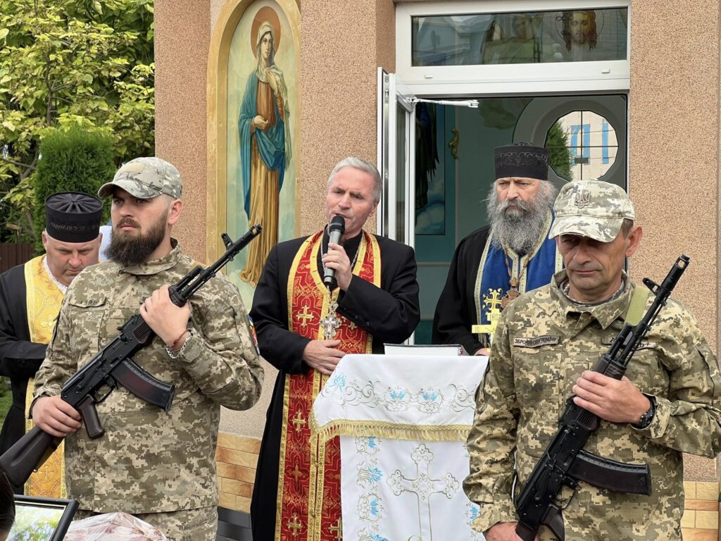 Священики та військові перед церквою