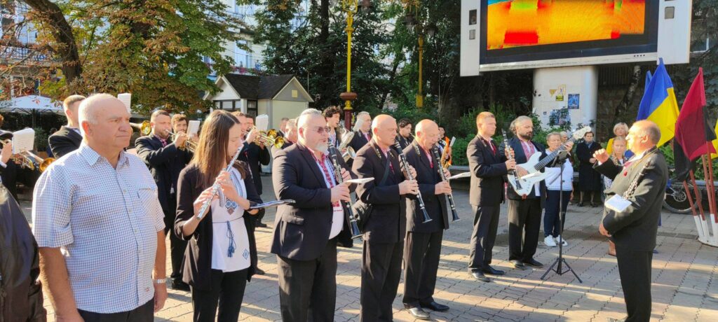 Вуличний оркестр виконує мелодії на свіжому повітрі.