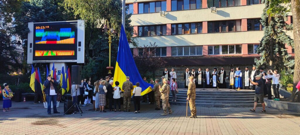 Підняття прапора України перед будівлею