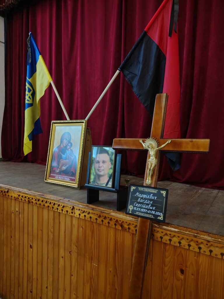 Прапори та ікони на сцені