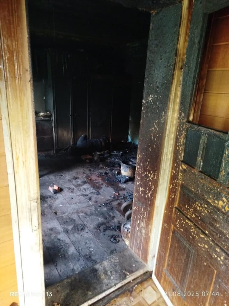 Кімната після пожежі зі згорілими залишками