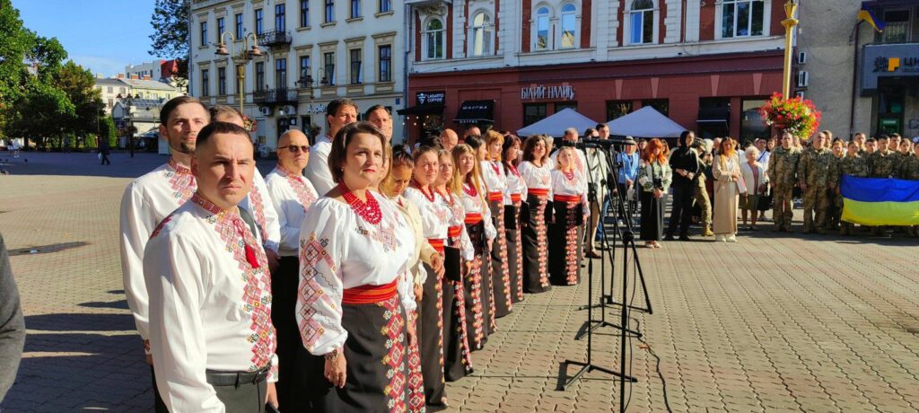 Люди в вишиванках на міській площі