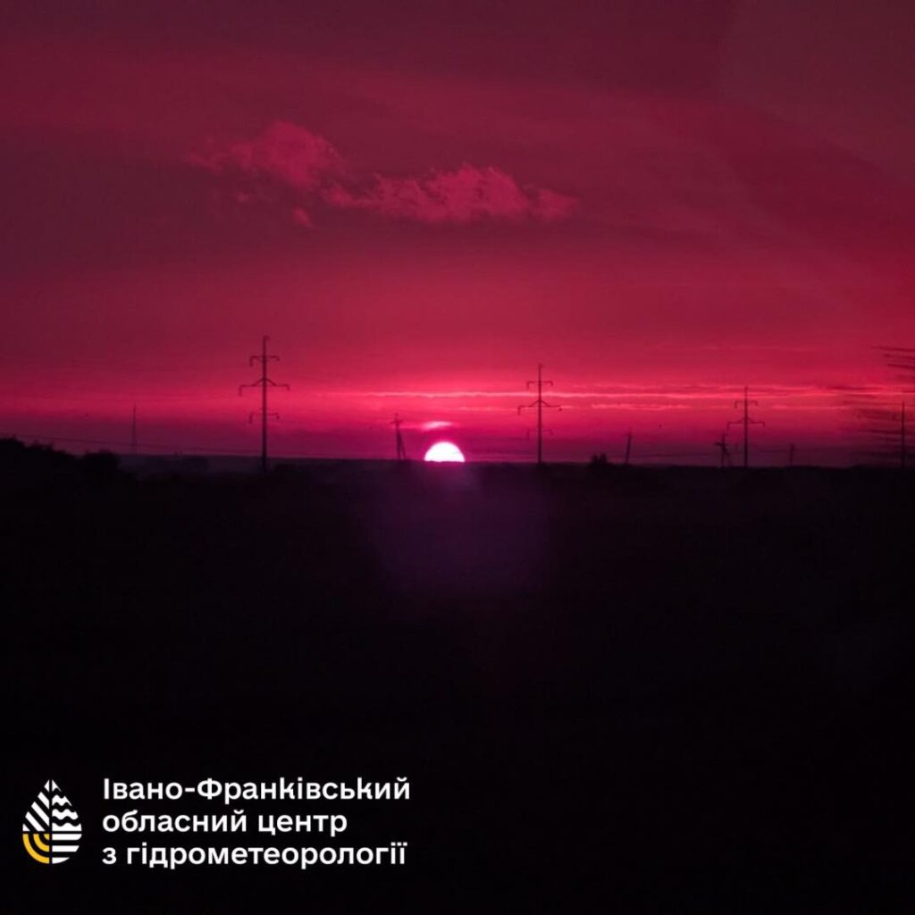 Червоний захід сонця над горизонтом з обрисами веж.