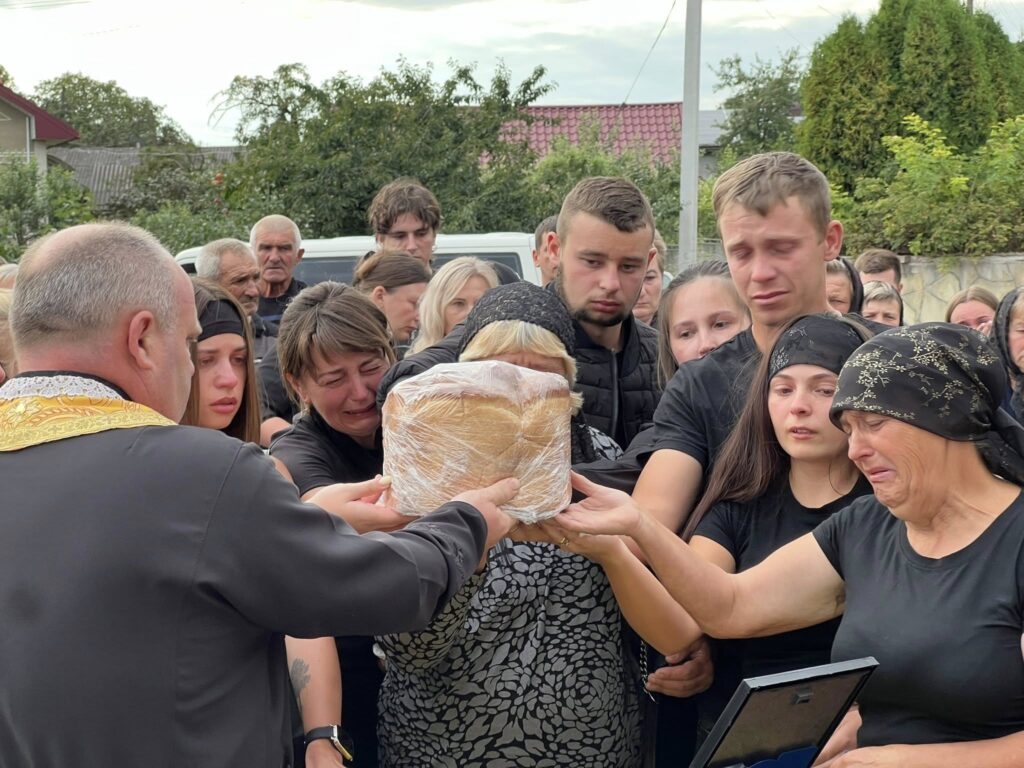 Жалобна церемонія з хлібом в Україні.