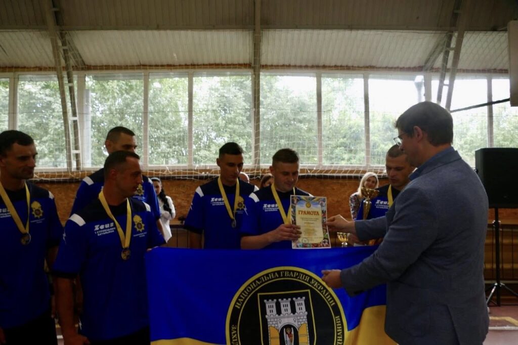 Нагородження спортсменів з прапором Національної гвардії.