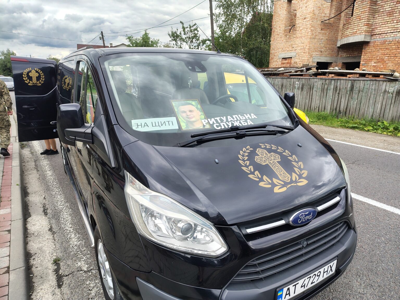 Катафалк ритуальної служби на вулиці