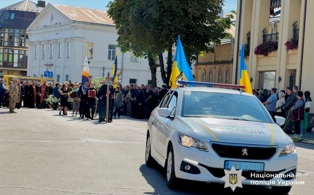 Поліційна машина під час міської церемонії вшанування.