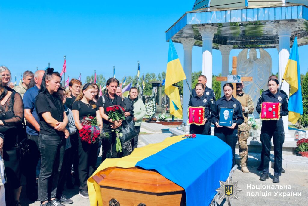 Церемонія прощання з поліцейським, труна з прапором.