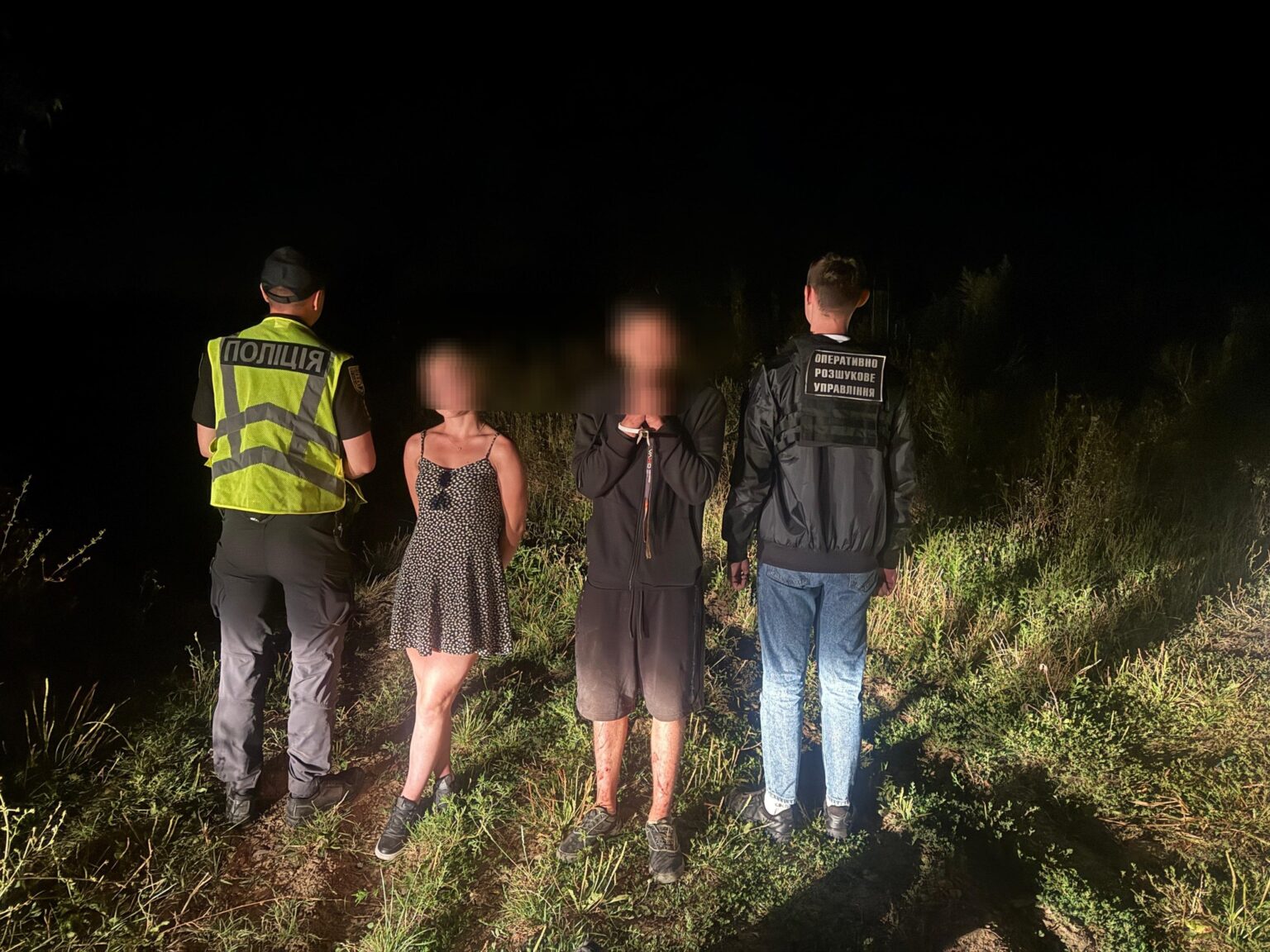 Нічна затримання поліцією на природі.