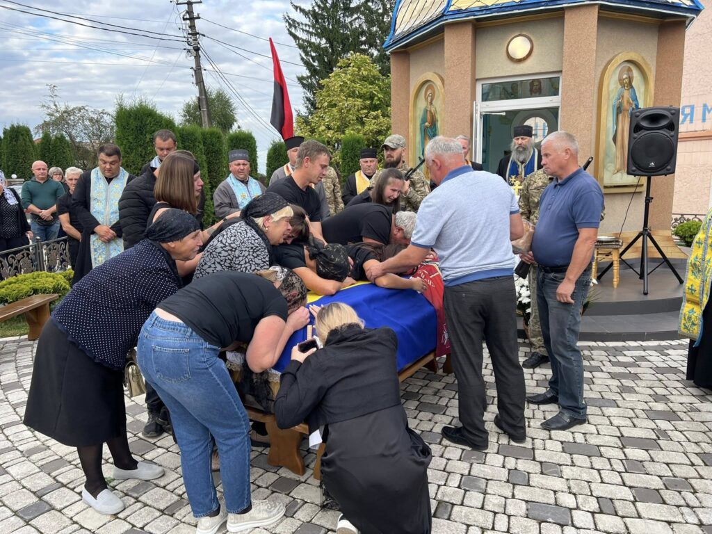 Прощання з солдатом біля каплиці