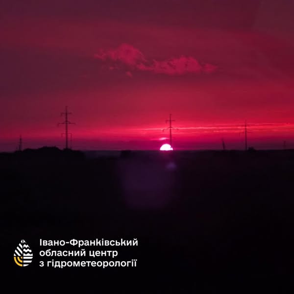 Фіолетовий захід сонця, електричні стовпи на фоні.