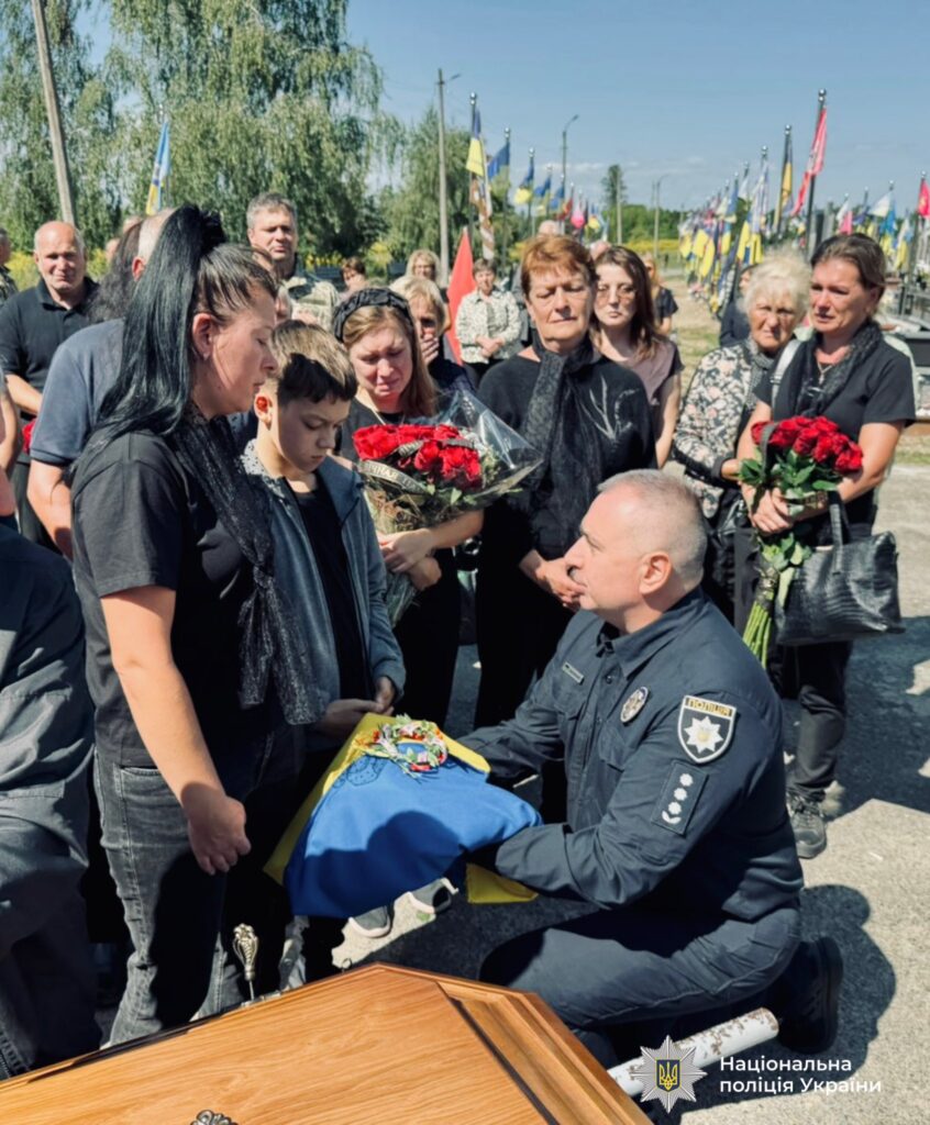 Поліція вшановує пам'ять героя на похороні.