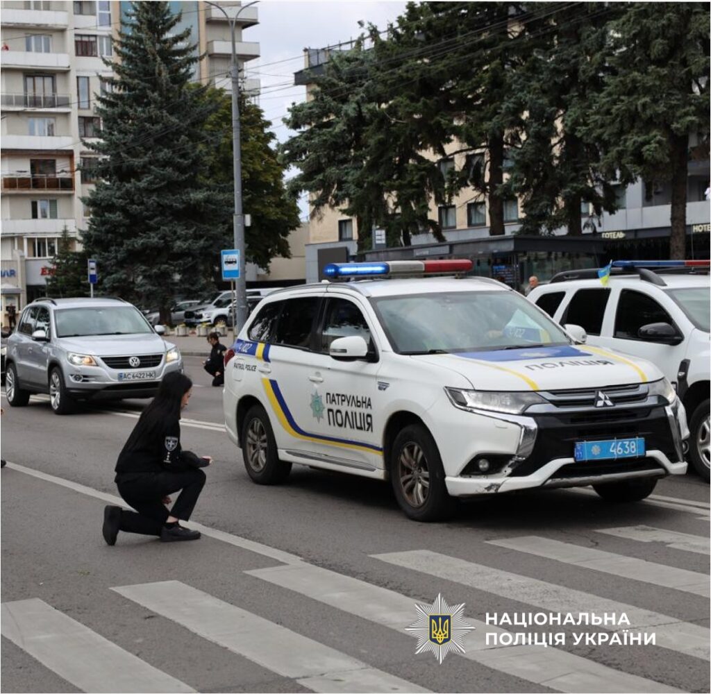 Поліцейська машина на вулиці, перехрестя міста.