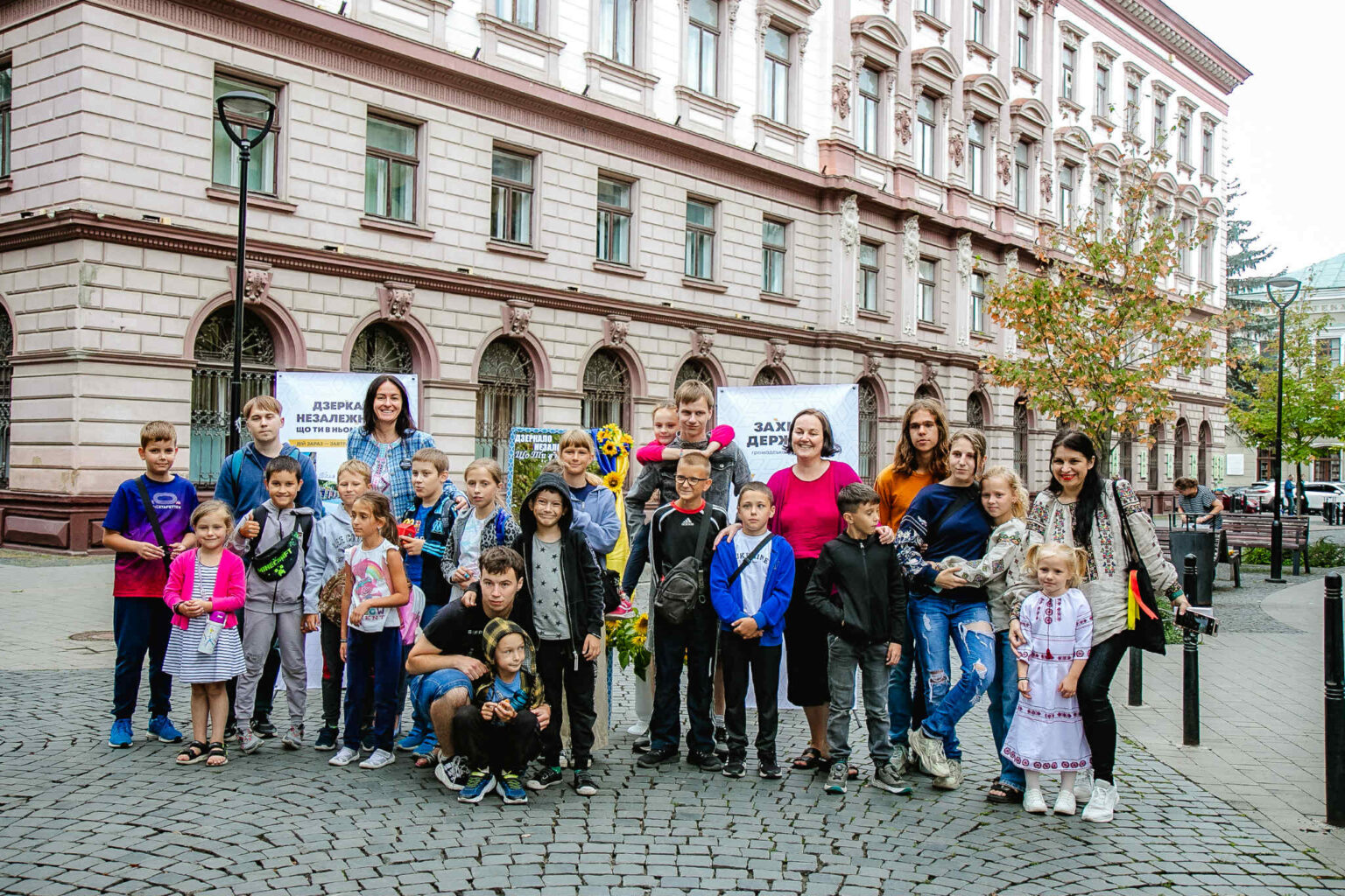 Група дітей перед старовинною будівлею.
