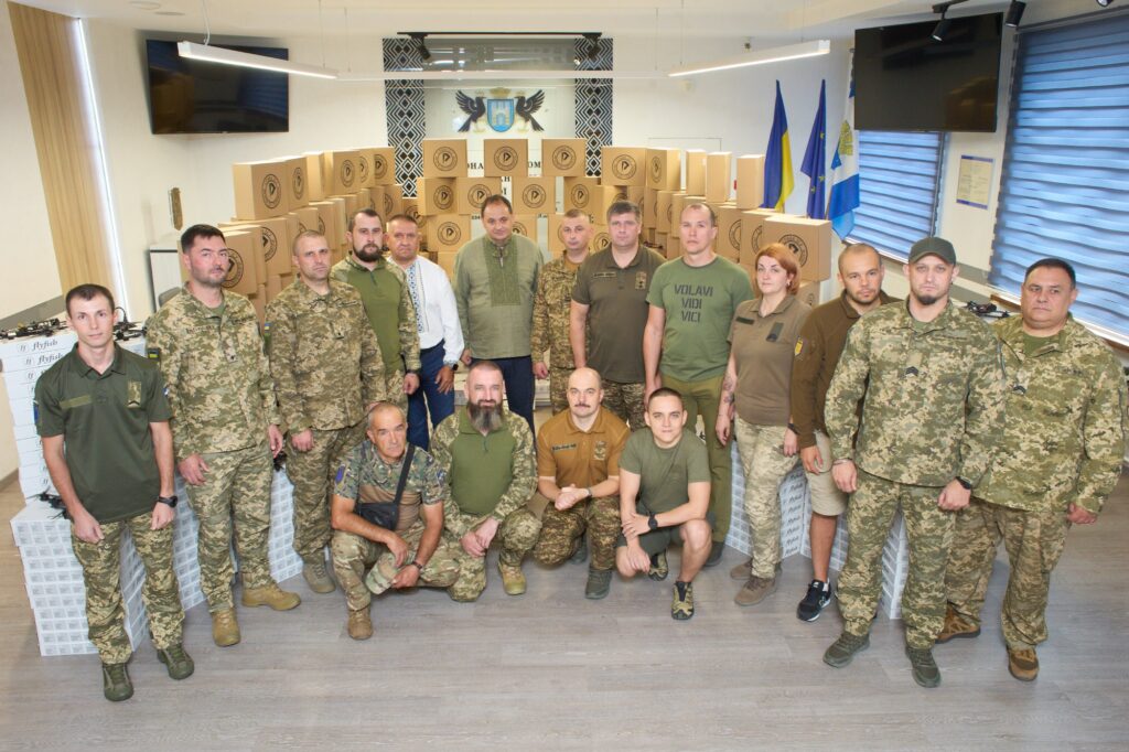 Групове фото військових перед коробками з логотипами