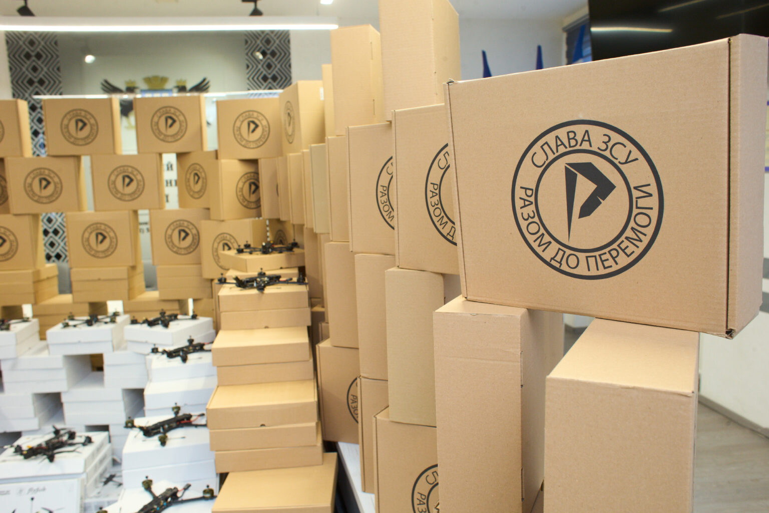 Коробки з написом "Слава ЗСУ. Разом до перемоги
