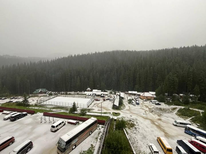 Парковка в горах під снігом