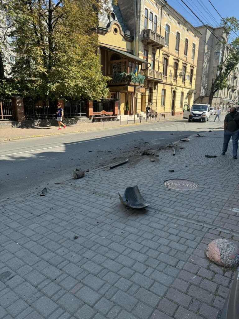 Пошкоджена вулиця з уламками після обстрілу, Львів.