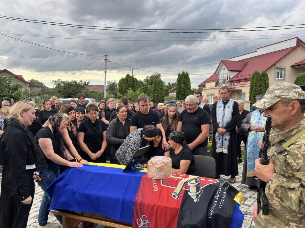 Прощання з героєм на українському похороні.