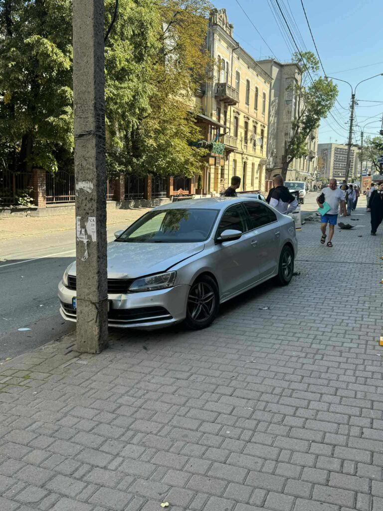 Авто зіткнулося зі стовпом на тротуарі.