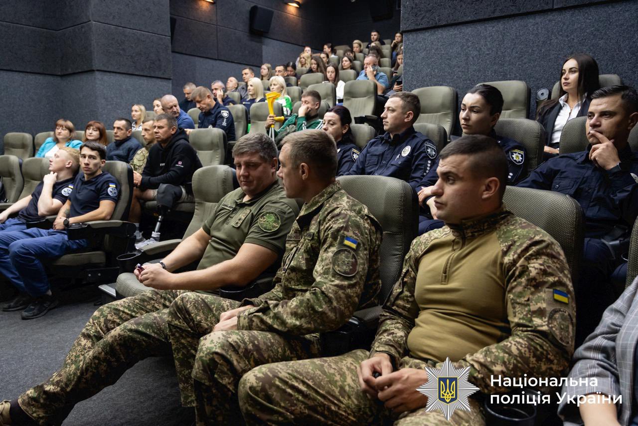 Люди в уніформі сидять в залі обговорення