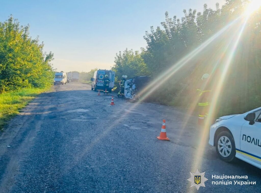 ДТП на дорозі, аварійні служби на місці