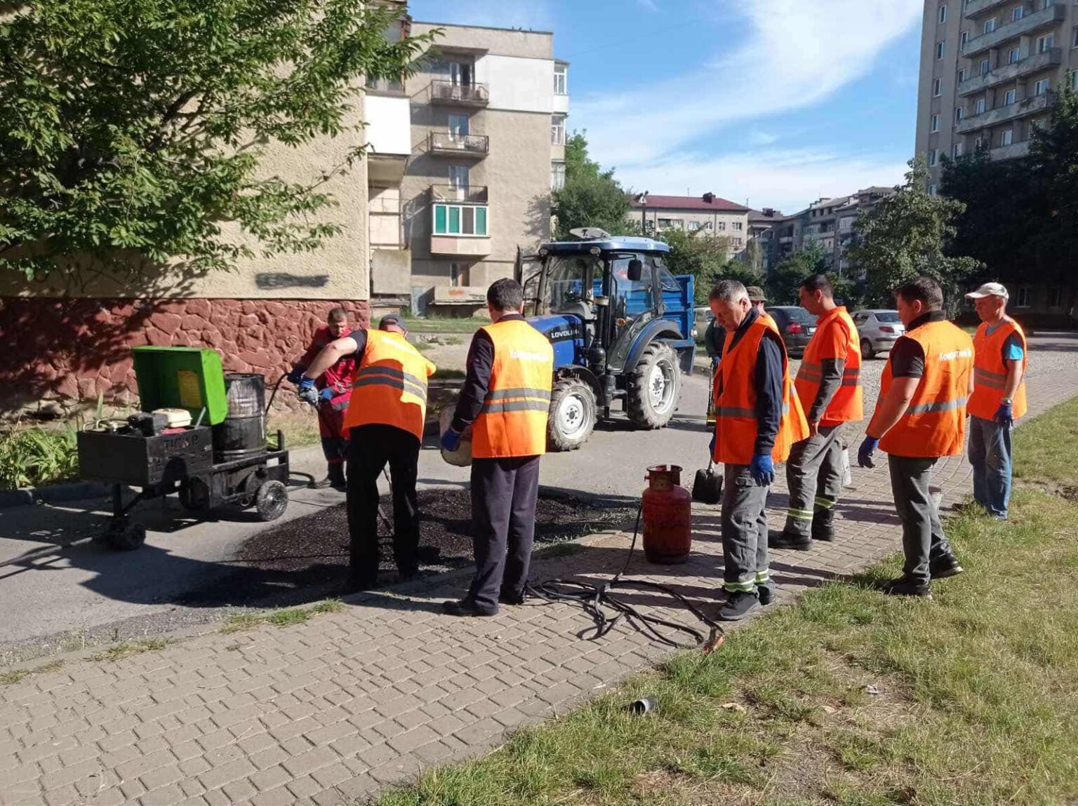У Франківську працівники виконкому і заступник Марцінківа вийшли латати ями. ФОТО