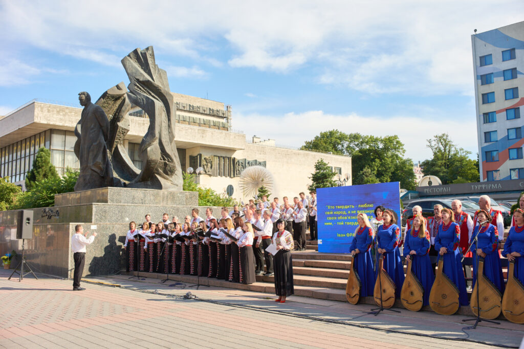 Хор співає біля пам'ятника Івану Франку, Львів.