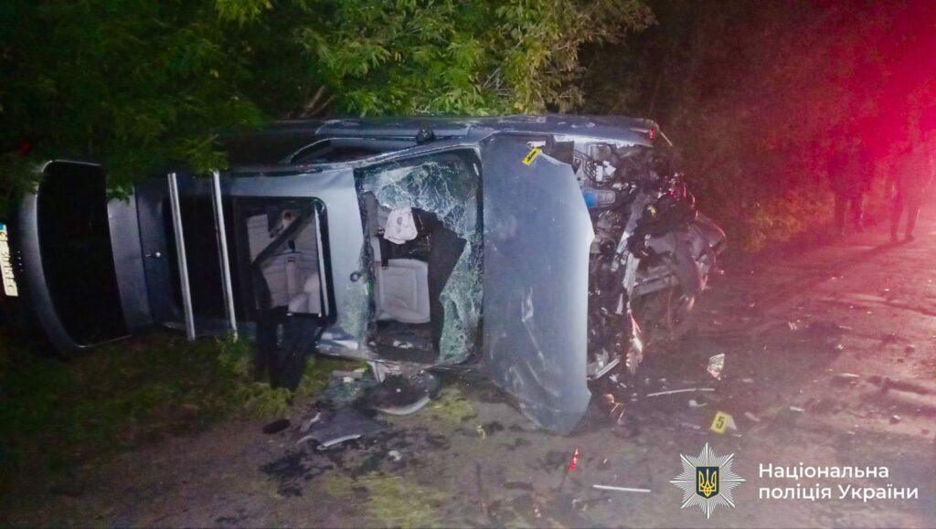 Автомобільна аварія на нічній дорозі в Україні.
