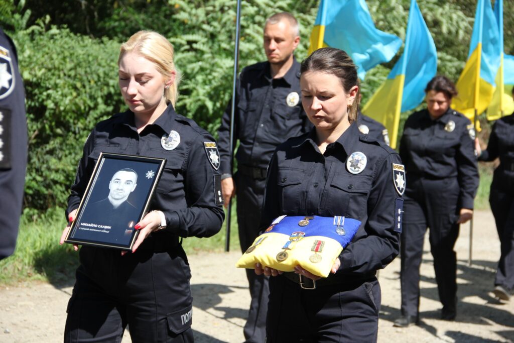 Церемонія вшанування загиблого поліцейського в Україні.