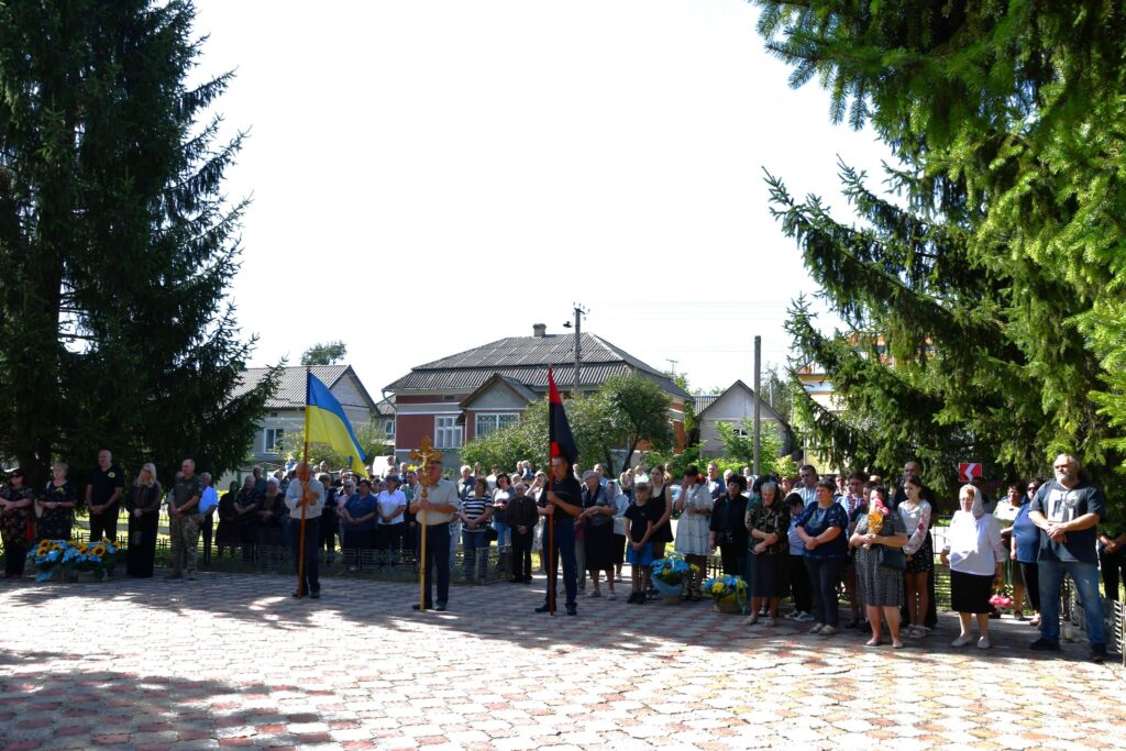 Люди з прапорами на вулиці, подія в селі